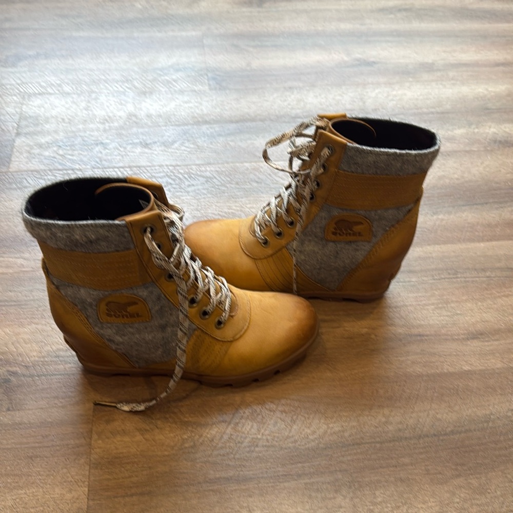 Women's  Sorel wedge Boots size 9